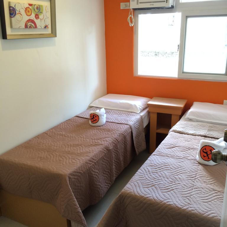 Stone House Hotel Pasay Habitación foto